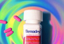 Тренд “Безглуздя”: чому молодь подорожує на Benadryl