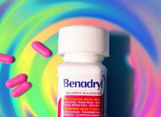 Тренд “Безглуздя”: чому молодь подорожує на Benadryl