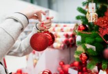 Перегляньте високі тарифні ставки на ялинки, прикраси та святкові вогники