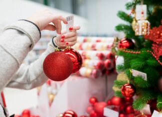 Перегляньте високі тарифні ставки на ялинки, прикраси та святкові вогники