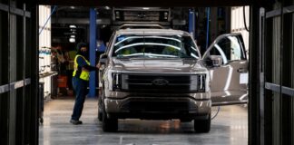 Der Markt für Elektrofahrzeuge verschiebt sich, da der Verkauf von Luxusgütern ins Stocken gerät