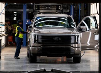 Зрушення на ринку електромобілів: падіння продажів розкішних моделей