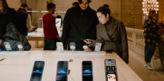 Apple réalise des ventes record d’iPhone grâce à la demande des fêtes et au rebond de la Chine