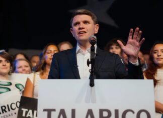 Конфлікти Авторів: Нове Поле Битви в Американській Політиці