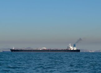 Ціни на нафту злітають на тлі ескалації конфлікту з Іраном: відповіді Трампа визначить майбутнє