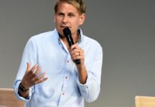 Догляд Керівника Apple Fitness на Фон Звинувачень у Домаганнях