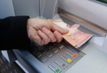 So heben Sie ohne Bankkarte Bargeld an einem Geldautomaten ab
